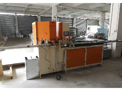 Automatic aluminum cutting machine